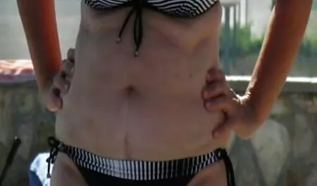 Teen joue sur une chaise en solo film porno en vidéo