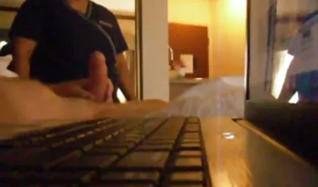 Brunette baise sur site vidéo porno un canapé