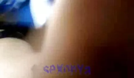 Adolescent extrêmement video x femmes matures mignon avec des tresses et une culotte en coton blanc