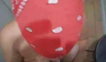 Alena posant entre les film porno de viol gratuit tournesols