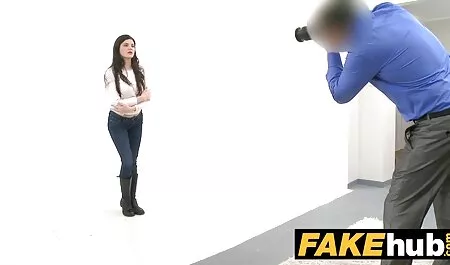 Belle ado video x gratuit porno s'amuse dans la salle de bain