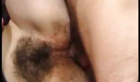 Fille blanche avec son gros cul serré se fait baiser vidéo porno femme cougar par un mec noir