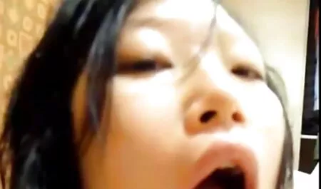 AWESOME Ass Brunette donne video et film porno les Puss n Buns à 2 Fellas!